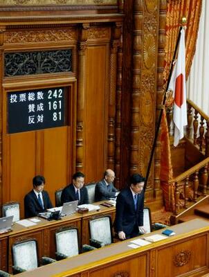 参院本会議で日本国旗損壊罪法が可決、成立され、起立する木原官房長官=17日午前