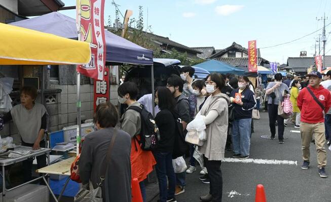 好天に恵まれ、にぎわった軽トラ市