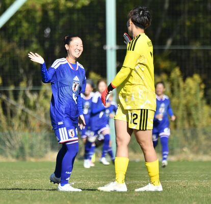 前半17分、日本の先制点が決まりＤＦ増田（左）がＧＫ国島とハイタッチ
