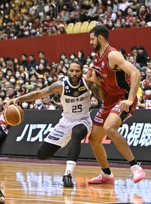 第２クオーター６分、競り合うブレックスのニュービル（左）＝埼玉県越谷市立総合体育館、鈴木航撮影