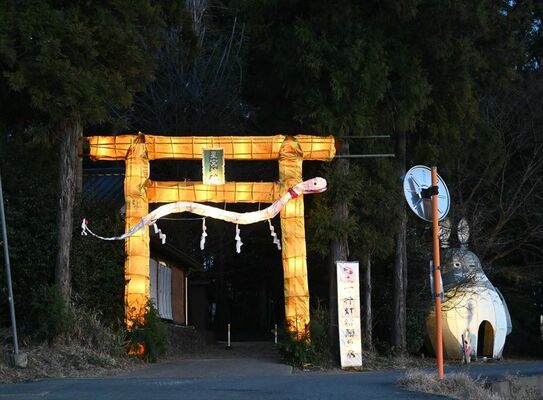 夕闇に浮かび上がる行灯大鳥居