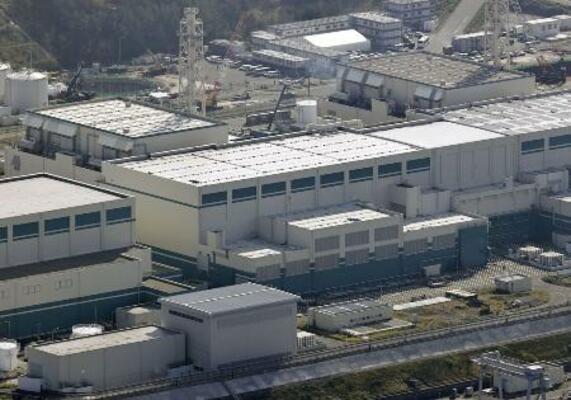 　新潟県の東京電力柏崎刈羽原発の６号機（中央）＝２０２５年１１月