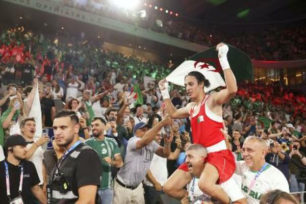 　パリ五輪のボクシング女子６６キロ級で金メダルを獲得したアルジェリアのイマネ・ヘリフ＝昨年８月、パリ（ゲッティ＝共同）