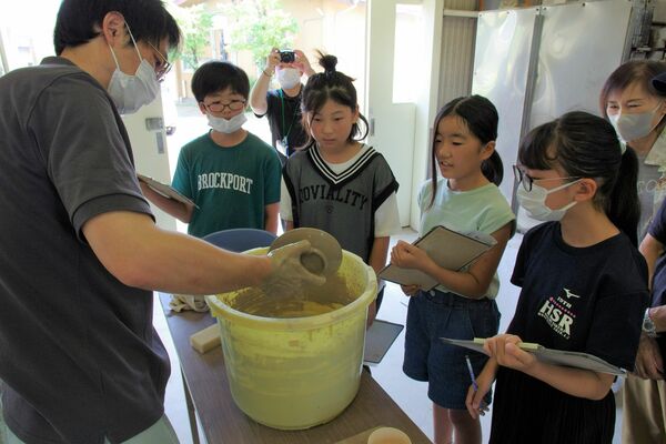 釉薬について学ぶ子どもたち