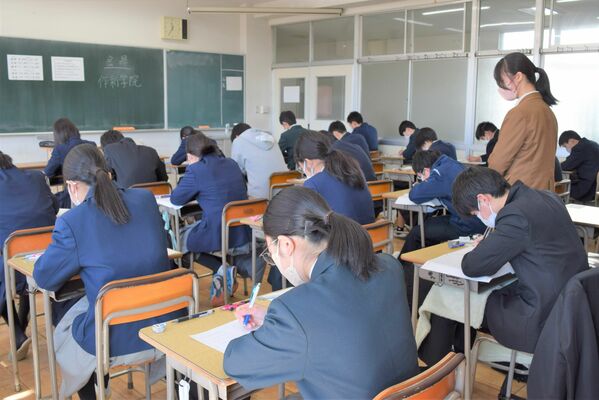 下野新聞模擬テストの問題を解く中学３年生たち＝22日午前、作新学院高