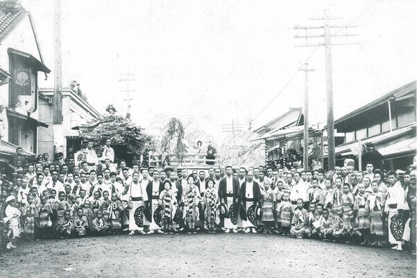昭和初期ごろ、祭りを盛り上げた若衆団ら。屋台装飾から仲町とみられる（那須烏山市提供）