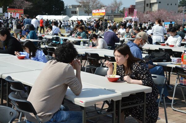 県内外のラーメンを楽しむ来場者