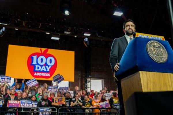 　１２日、ニューヨーク市で、就任１００日記念の演説をするマムダニ市長（ロイター＝共同）