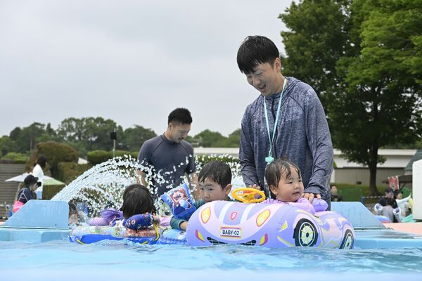 家族連れなどでにぎわう一万人プール