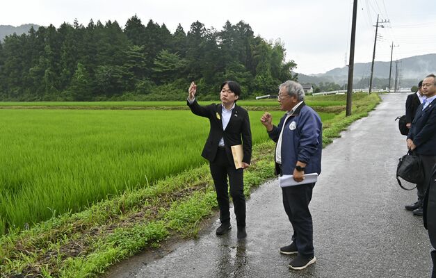 水田政策の見直しに向けて現地視察を行った農水省の山下副大臣(左)=6日午後、宇都宮市