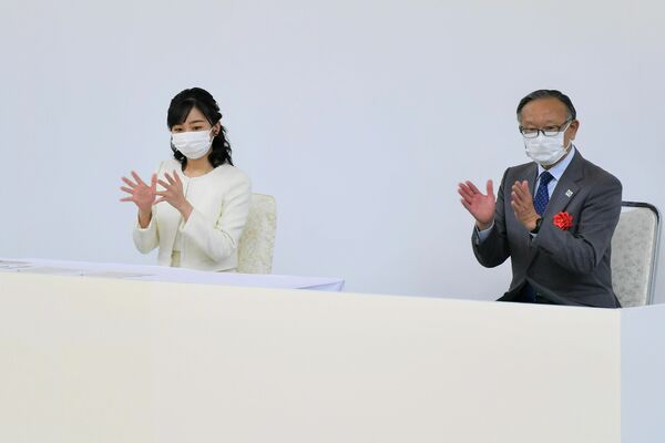 バレーボール競技を御覧になり、手話で拍手を送られる秋篠宮家の次女佳子さま＝30日午後１時35分、宇都宮市清原体育館（代表撮影）