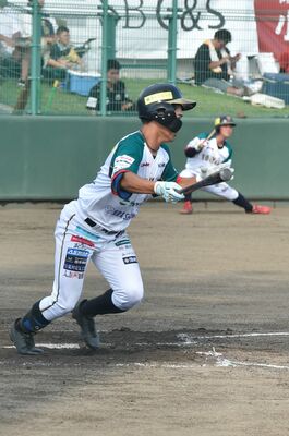 ７回、小倉が中越えに適時三塁打を放つ＝石川スポーツグラウンドくろいそ野球場