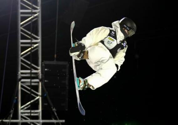 　決勝トーナメント進出を決めたスノーボード男子ハーフパイプの戸塚優斗＝ラークス（共同）