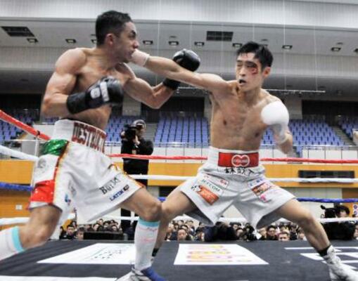 IBFスーパーバンタム級世界王座挑戦者決定戦でブライアン・メルカド・バスケス(左)を破った西田凌佑=HOS住吉SC