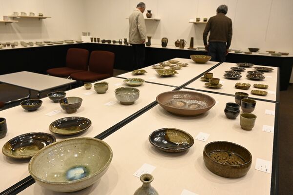 陶器や漆器約４００点が並ぶチャリティー作品展の会場