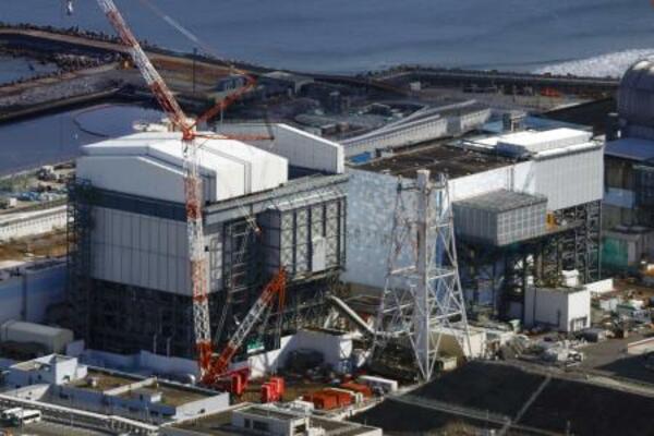 東京電力福島第1原発の1号機(左)と2号機=2月