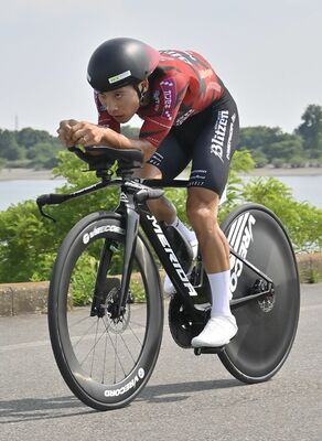 チーム最高の５位となったブリッツェンの岡＝栃木市の渡良瀬遊水地、広瀬華撮影
