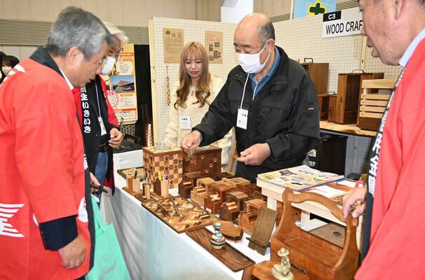 企業のブースを見学する参加者＝21日午前、宇都宮市