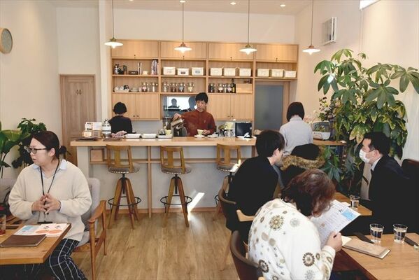 市内で初めて喫茶店内に開設された「おれんじ喫茶ゆざわ」