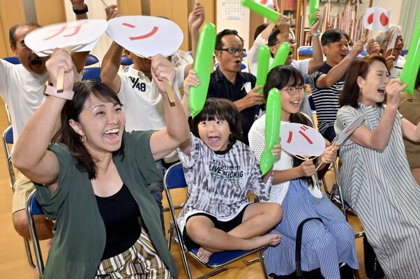 競泳・松下の銀メダル獲得に歓喜する地元関係者＝29日午前３時40分、宇都宮市江曽島町