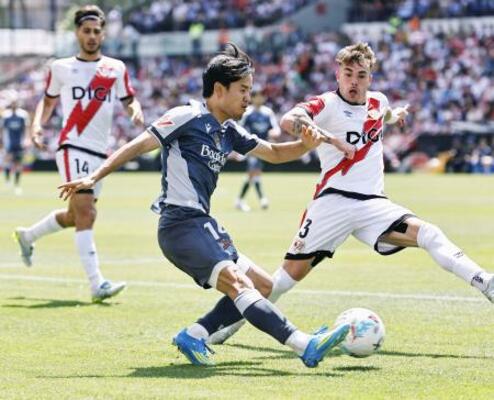 　ラヨ・バリェカノ戦で攻め込むレアル・ソシエダードの久保（中央）＝マドリード（共同）