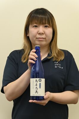 CF返礼品の日本酒「鳥居忠英」を手にし、支援を呼びかける職員