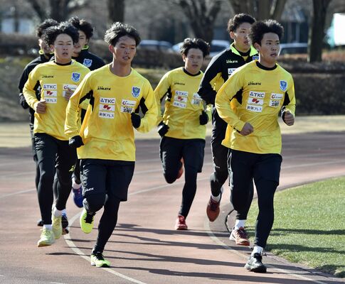 ランニングで汗を流す栃木ＳＣの選手たち＝河内総合運動公園陸上競技場