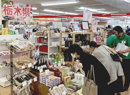 県内の銘菓など65品目が並ぶ物産展会場＝20日午後、広島県東広島市