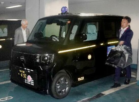 お披露目された軽自動車タクシー=6月、北九州市