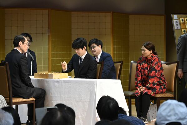 リレー対局をするプロ棋士＝１６日午前１０時４０分、日光市鬼怒川温泉大原