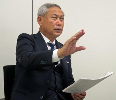 取材に応じる日本サッカー協会の佐々木則夫女子委員長=18日、東京都文京区