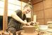 益子国際工芸交流館の工房で創作活動に励むホルツァーさん