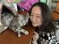 　愛猫「文治さん」に寄り添う西原理恵子＝東京都内