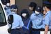 送検される伊藤容疑者（中央）＝14日午前、鹿沼署