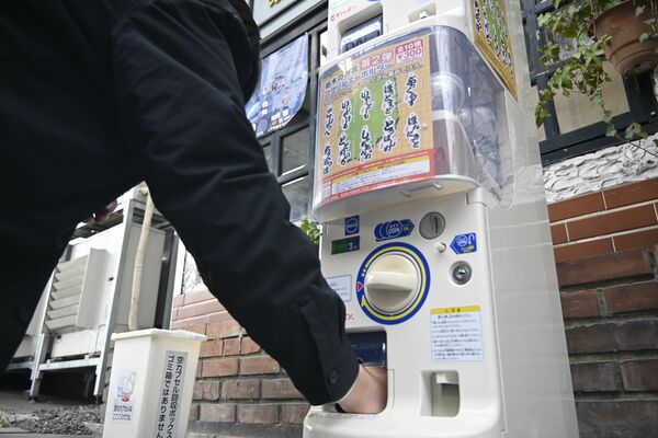 江野町のカレーショップフジの店頭にある「栃木の方言アクリルキーホルダーガチャ」