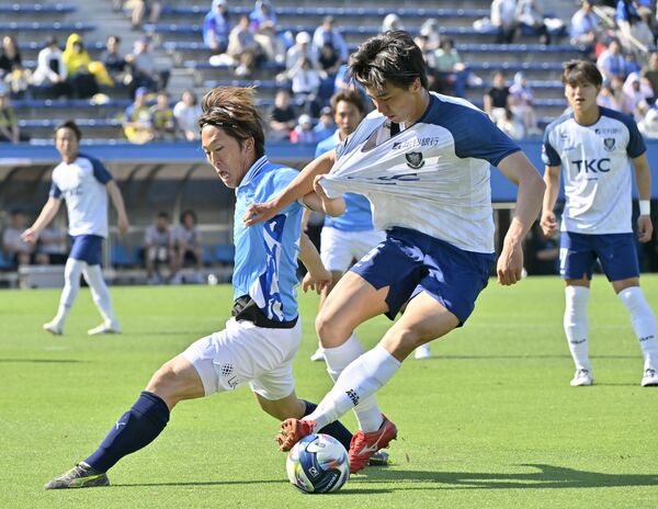 後半５分、栃木ＳＣのＤＦ岩崎（右）が相手と激しく競り合う＝ニッパツ三ツ沢球技場、広瀬華撮影