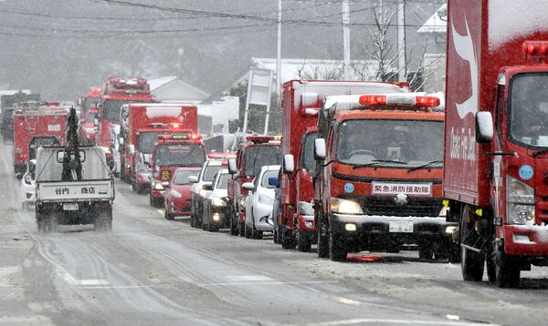 全国から駆け付けた緊急車両で車列ができる幹線道路。通行可能な道路は限られ各所で渋滞ができた＝13日午前11時45分、石川県輪島市