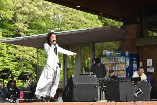 歌を披露する歌心さん