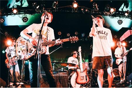 演奏するホフディランの2人。後方はバックバンド「BEST3」のメンバー(提供写真)