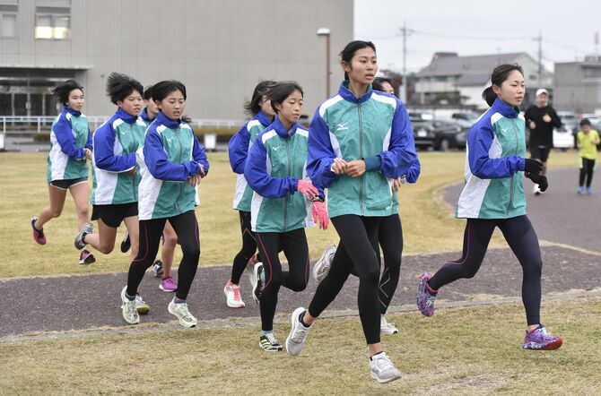 練習に汗を流す文星女の選手たち＝宇都宮市内