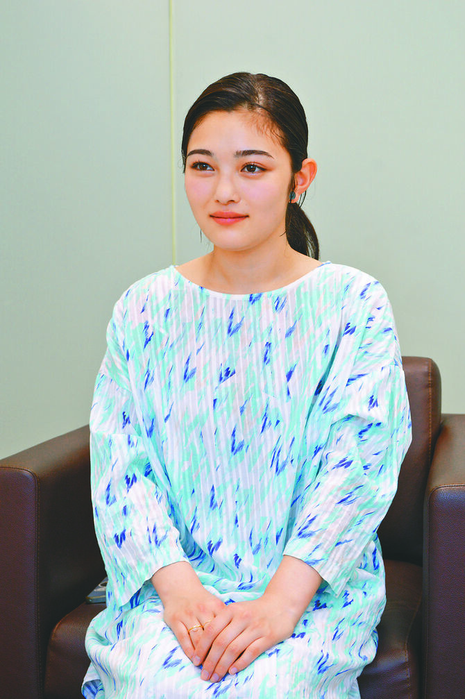 ホリプロの事務所でインタビューに応じる井上咲楽さん=7月、都内