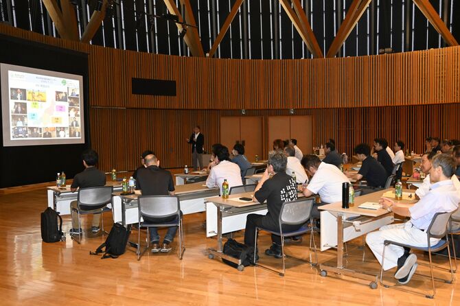 県杜氏研修会が開催した新潟大の日本酒学の取り組みについての講演会＝７月１１日、県産業技術センター