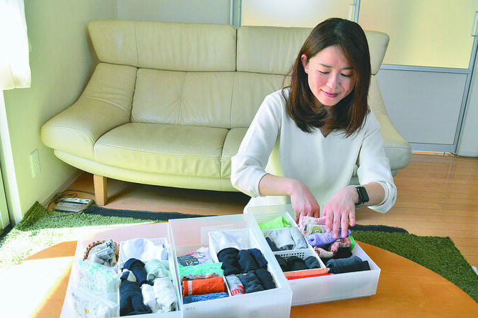 ハンカチ、ティッシュ、靴下。毎日使うものはセットで収納（左側から小学生の長女、高校生の長男、濱田さんの引き出し）。