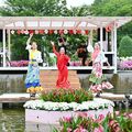 バラに囲まれフラメンコ披露　あしかがフラワーパークで祭典