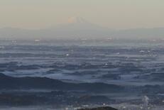 かすみかがる関東平野に富士山　茂木の高峯山からの絶景　地元住民が登山道…
