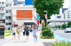 LIVE BOARDとNEORTがコラボ　広告放映のすき間の時間にデジ…