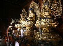 【夕刊】僧侶、職員総出ですす払い