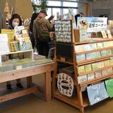 いわむらかずおさんコーナー特設　図書館や道の駅、栃木県内外で広がる追悼の動き