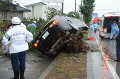 街路樹に車衝突 １０代女性が重体