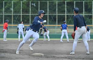 走塁練習をする文星付ナイン＝兵庫県尼崎市のベイコム野球場